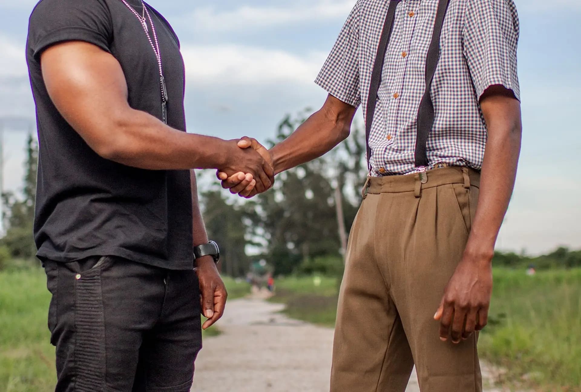 Poignée de main entre deux partenaires en Afrique